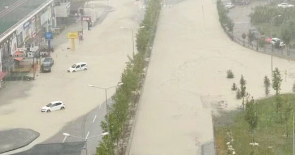 Dijelovi Ankare doslovno potopljeni, bujica nosila ceste. Građani pozvani da ostanu kod kuća