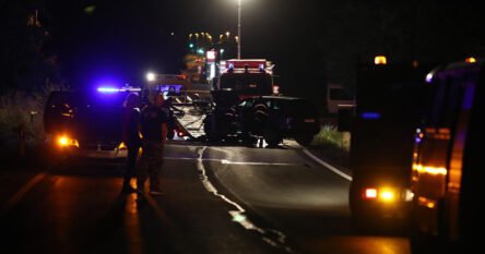 “Audi” sletio s ceste i udario u ogradu, poginula tri mladića