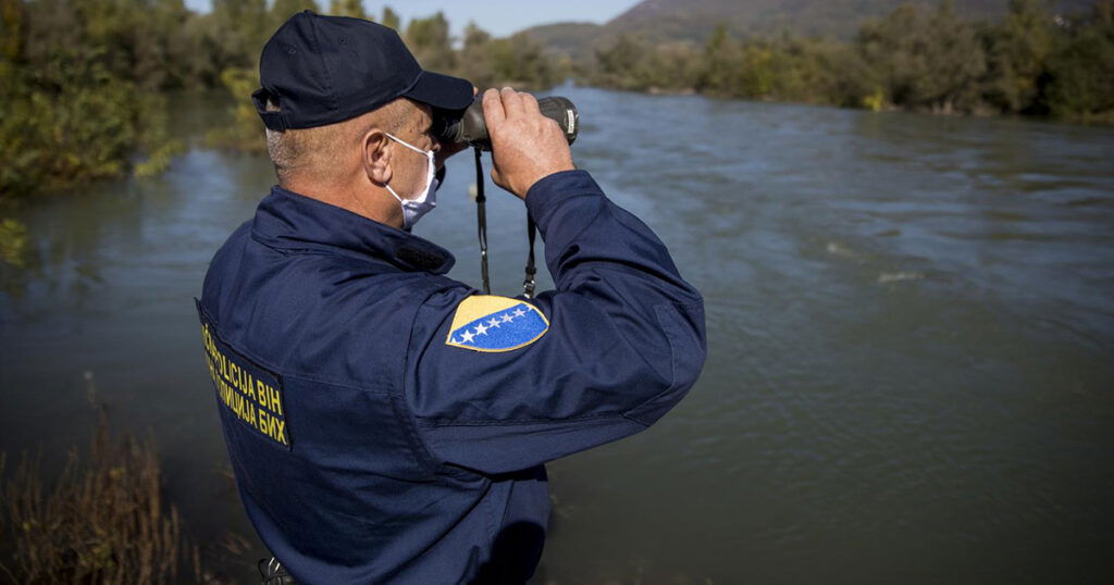 Patrola s graničnom policijom BiH u Zvorniku, mjestu na kojem preko Drine ulazi najviše migranata