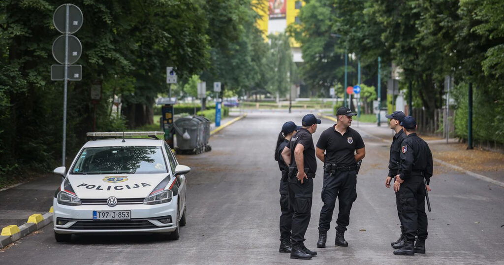 Sarajevo: Veliki broj policijskih službenika osigurava mjesto okupljanja sudionika Povorke ponosa