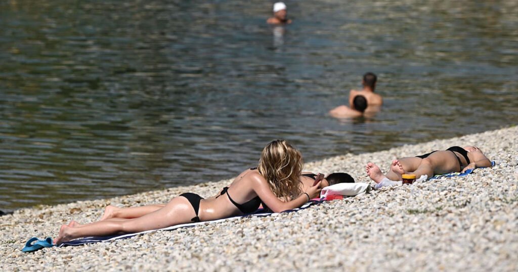 Zagreb: Spas od vrućina neki su potražili i na jezeru Jarun