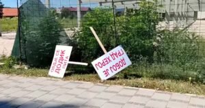 Transparenti s protesta podrške Dodiku razbacani pored ceste