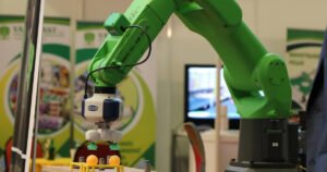 Domaća kompanija proizvela 30 robota koji posjetioce časte kafama