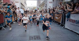 Mališani uz smijeh i graju istrčali Crvena jabuka market Bambini maraton