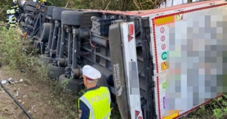 Kamion vozača iz BiH prevrnuo se u Austriji, završio je 60 metara od ceste