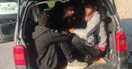 Državljanka BiH u “Seat” nagurala 11 migranata i pokušala ih prokrijumčariti. Uhapšena je