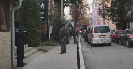 Kosovska policija u akciji: Policajci sa dugim cijevima ispred zgrade Milana Radoičića