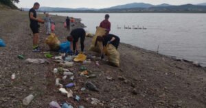 Gomile otpada oko jezera Modrac, aktivisti satima čistili obalu