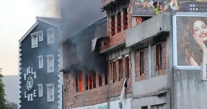 Gori porodična kuća u Mostaru, vatrogasci na terenu
