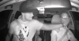 Objavljen snimak šokantnog napada dvojice huligana na taksistu
