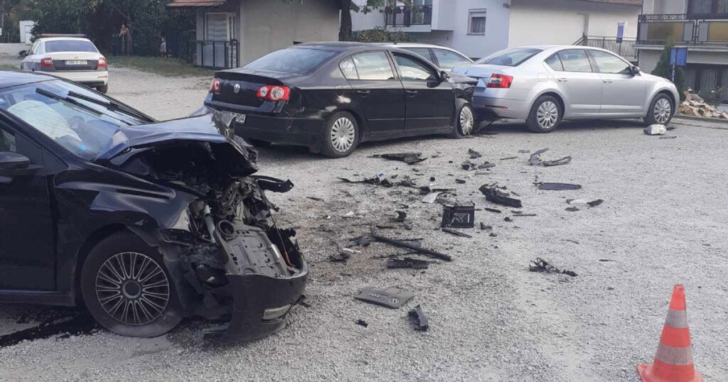 Pet osoba povrijeđeno u sudaru tri vozila, prevezeni u UKC Tuzla