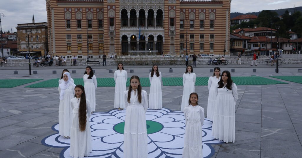 Performans “Cvijet istine i nade” u Sarajevu: Umjetnošću protiv zaborava