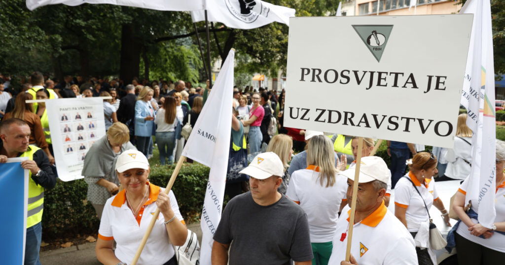 Održan protest zdravstvenih radnika ispred Vlade KS, najavljen generalni štrajk