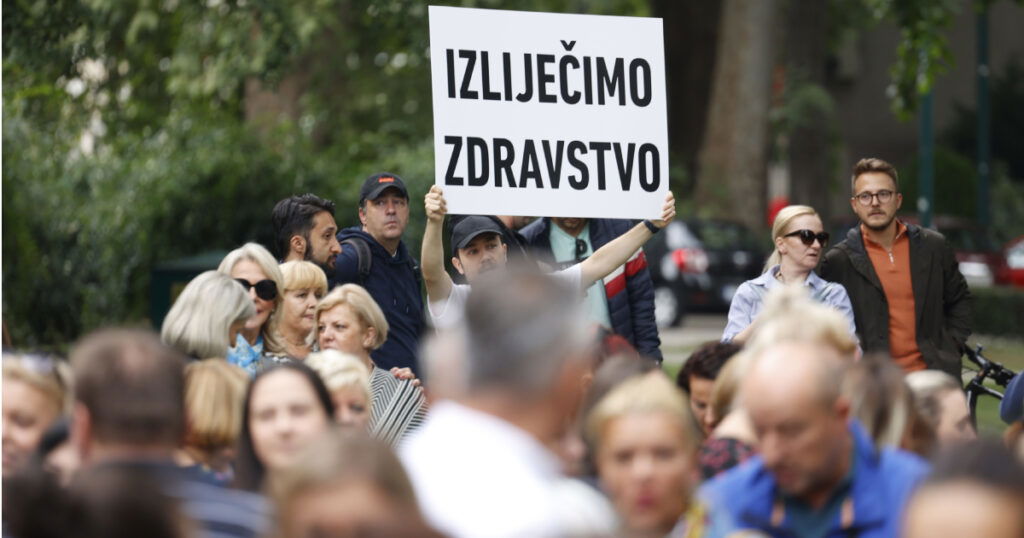 Održan protest zdravstvenih radnika ispred Vlade KS, najavljen generalni štrajk