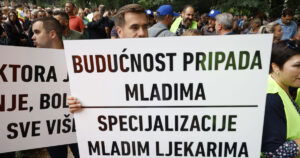 Održan protest zdravstvenih radnika ispred Vlade KS, najavljen generalni štrajk