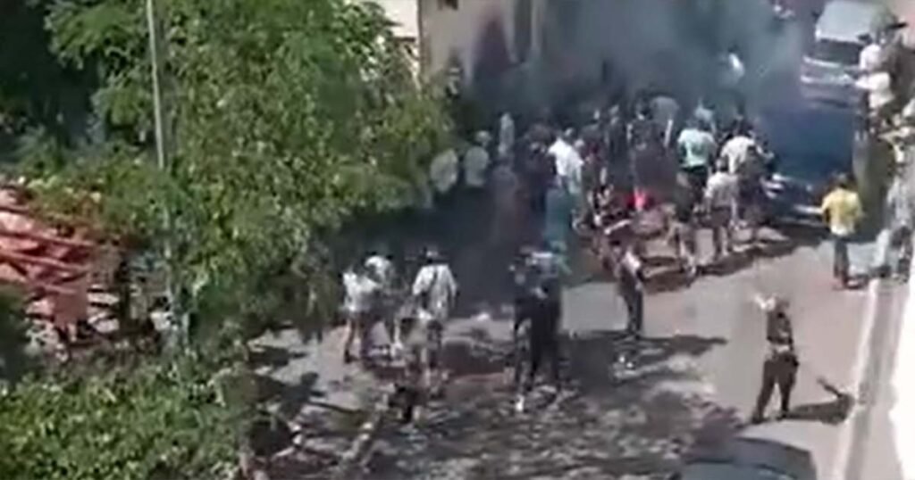 Objavljen snimak sukoba, MUP: Oštećeni su objekti i vozila, ima povrijeđenih