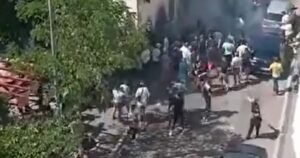 Objavljen snimak sukoba, MUP: Oštećeni su objekti i vozila, ima povrijeđenih