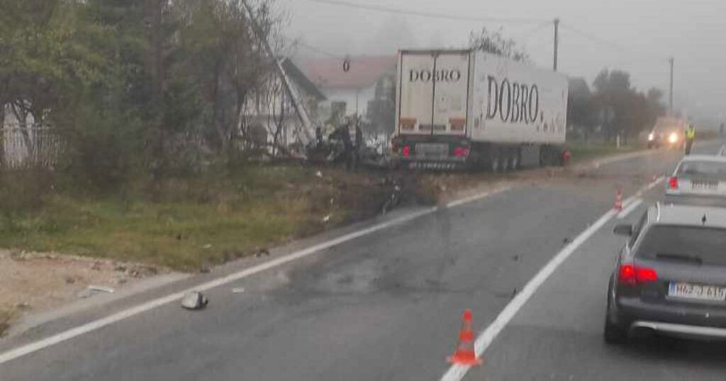 Težak sudar na M-17: Vozač poginuo, dvoje povrijeđenih. Saobraćaj je obustavljen