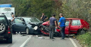 Automobili totalno uništeni, dvije osobe povrijeđene