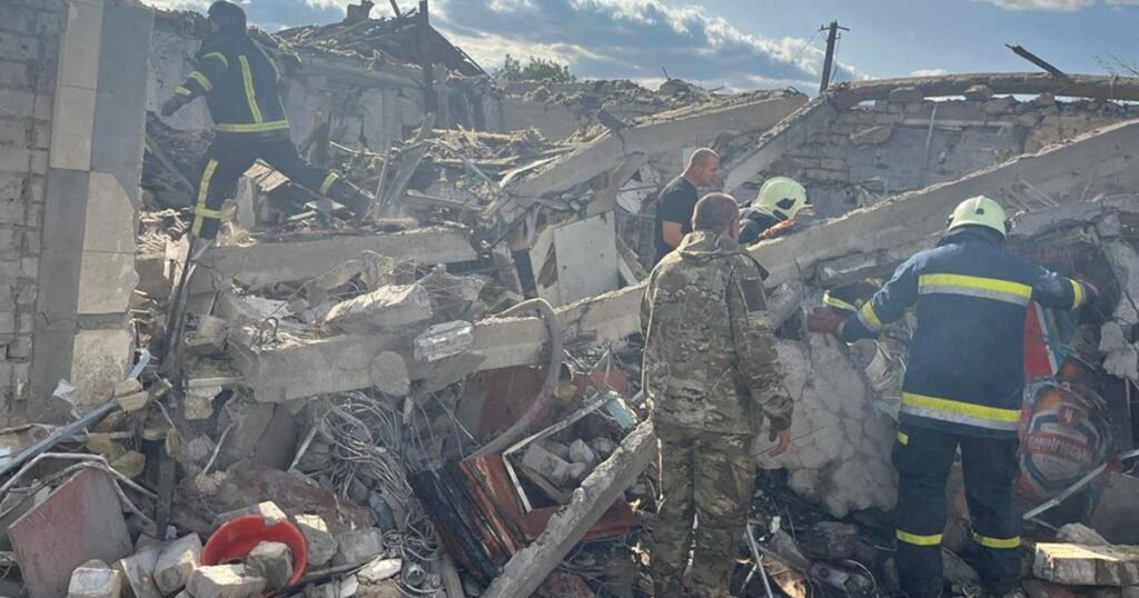 Rusi raketom pogodili trgovinu hranom, poginulo najmanje 49 ljudi