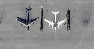 Rusi crtaju avione na pisti u zračnoj bazi