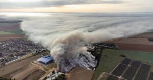 Nastavljeno gašenje požara u Osijeku, u zraku utvrđena prisutnost toksičnih tvari