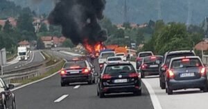 “Golf” se tokom vožnje zapalio na autocesti A-1, automobil je potpuno izgorio