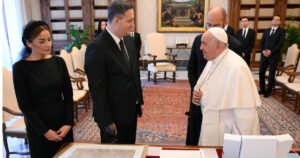 Bećirović posjetio papu Franju, pripremio je dva poklona
