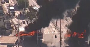 Smrt “gospodara rata”: Zapalili desetine autobusa, kamione i voz. Grad gori!