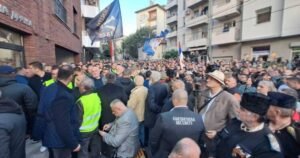 Ulica blokirana, ore se četničke pjesme: Otkriva se spomenik ratnom zločincu