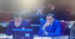 Dodik odbio ustati u Sudu BiH, tvrdio da je “maloljetan” i da ga “bole leđa”