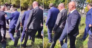 Milorad Dodik nakon ročišta na groblje i kroz visoku travu
