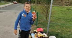 Faris (12) prodaje domaće proizvode kako bi pomogao bolesnim roditeljima