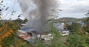 Borbu s vatrom u fabrici “Kula” otežava nedostatak vode, jedna osoba povrijeđena