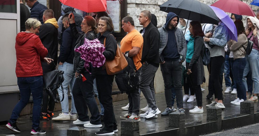 Gužve ispred Njemačke ambasade u Sarajevu, građani BiH čekaju radne vize