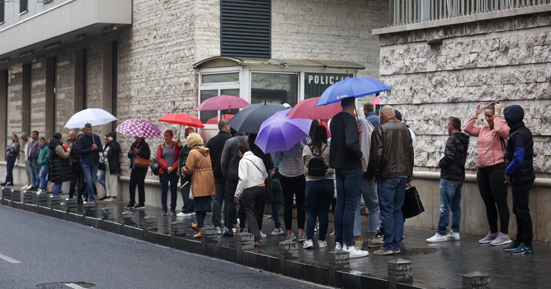 Gužve ispred Njemačke ambasade u Sarajevu, građani BiH čekaju radne vize