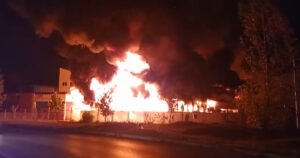 Veliki požar progutao fabriku “Kula” u Gradačcu, borba s vatrom još traje