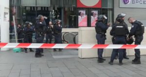 Policija u Parizu otvorila vatru na ženu koju su označili kao “prijetnju”