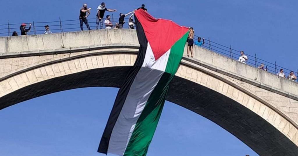 Velika zastava Palestine na Starom mostu u Mostaru, uklonjena je