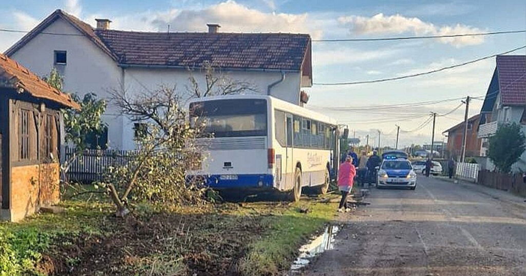 Autobus sletio sa puta i udario u kuću