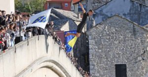 Skokom bez aplauza obilježena 30. godišnjica rušenja Starog mosta