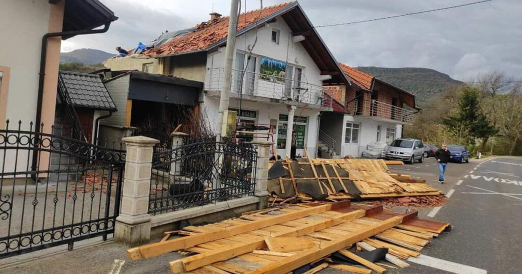 Nevrijeme širom BiH, snažan vjetar rušio stabla i nosio krovore