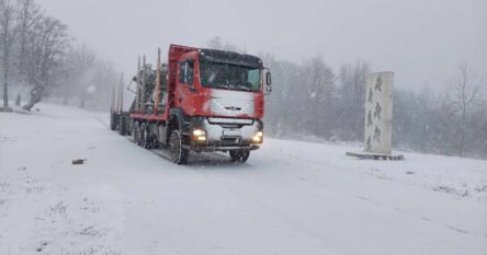 Snijeg stvara probleme vozačima u BiH, na ovim dionicama je situacija najteža