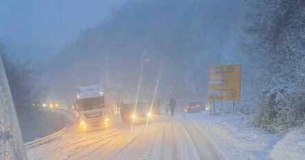 Udesi, kolone automobile i obustava saobraćaja: Snijeg stvara haos na cestama u BiH