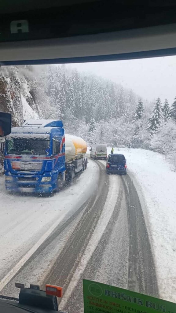 Prizori zimske idile: U jednom dijelu BiH pao je obilan snijeg, izazvao je i velike probleme