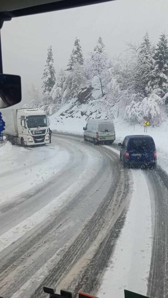 Prizori zimske idile: U jednom dijelu BiH pao je obilan snijeg, izazvao je i velike probleme