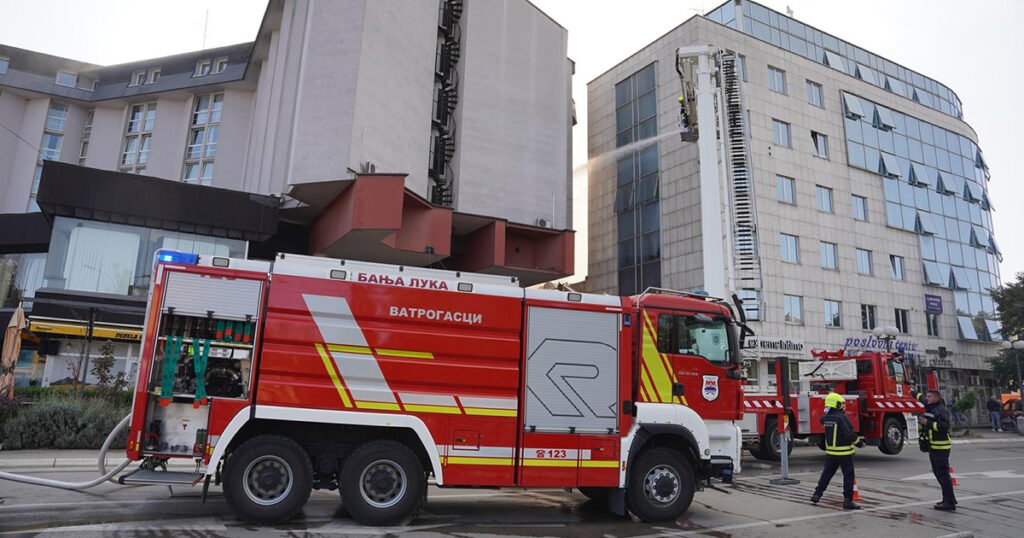 Banja Luka: Vatrogasci se bore s požarom u zgradi Elektrokrajine