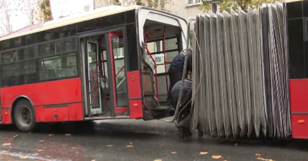 Autobus se prepolovio tokom vožnje