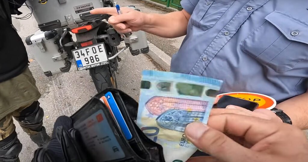 Otvorena istraga: Objavljen video kako policajac uzima 20 eura