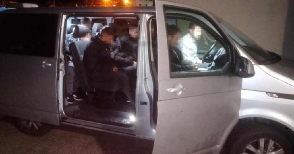 Osam migranata krijumčarili u Transporteru, uhapšeni su